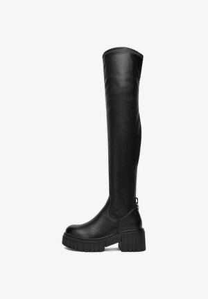 Czarne, skórzane kozaki do kolan z grubą podeszwą i słupkowym obcasem, z bocznym zamkiem i gładkim wykończeniem.