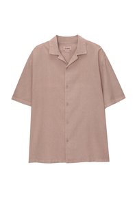 Camisa de botón de manga corta rosa claro con collar, hecha de una tela suave, con una textura sutil y cinco botones en la parte delantera.