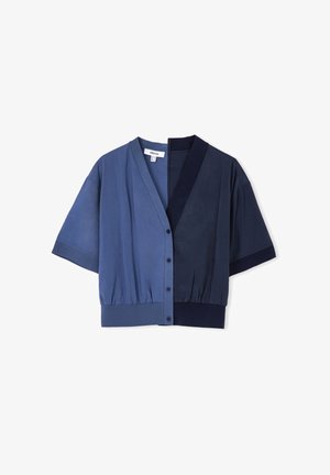 Blusa corta de manga corta en dos tonos de azul. Cuenta con escote en V, botonera frontal y dobladillo elástico para un ajuste relajado.