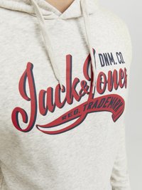Felpa grigia chiaro con tasca a canguro, con grande scritta rossa e blu navy che recita "Jack & Jones." I lacci sono texturizzati.