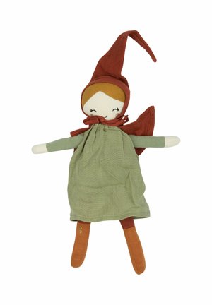 Poupée en tissu avec un chapeau pointu rouge, une robe verte et des leggings orange. Elle a un visage souriant, des cheveux bruns et une texture douce.