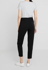 s.Oliver BLACK LABEL Tygbyxor - black