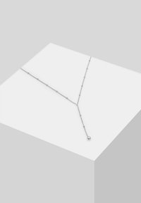 Zilveren ketting met een Y-vormige schakels, voorzien van kleine geometrische kralen en een ronde hanger aan de onderkant. Glad, gepolijst oppervlak.