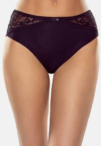 Schwarze, hochgeschlossene Panties mit durchsichtigen Spitzenakzenten an den Hüften, glattem Stoff und einer kleinen dekorativen Schleife in der Mitte vorne.