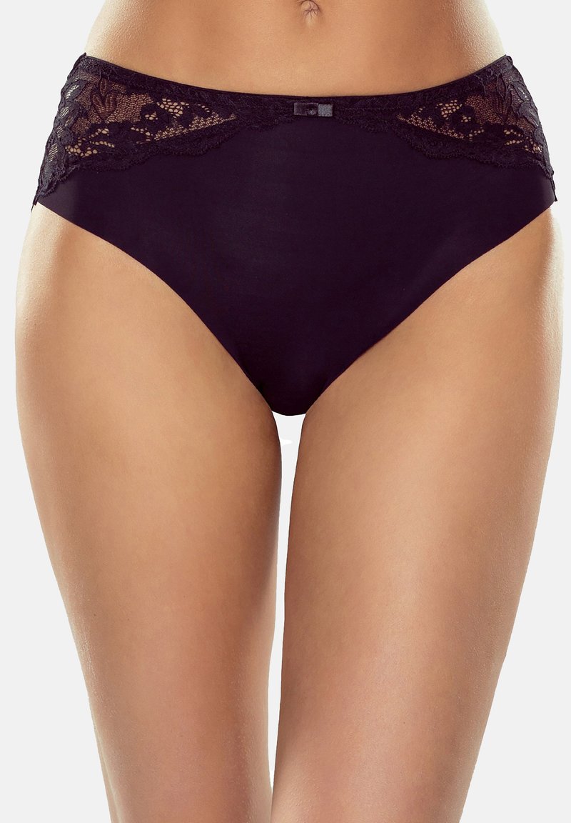 Schwarze, hochgeschlossene Panties mit durchsichtigen Spitzenakzenten an den Hüften, glattem Stoff und einer kleinen dekorativen Schleife in der Mitte vorne.