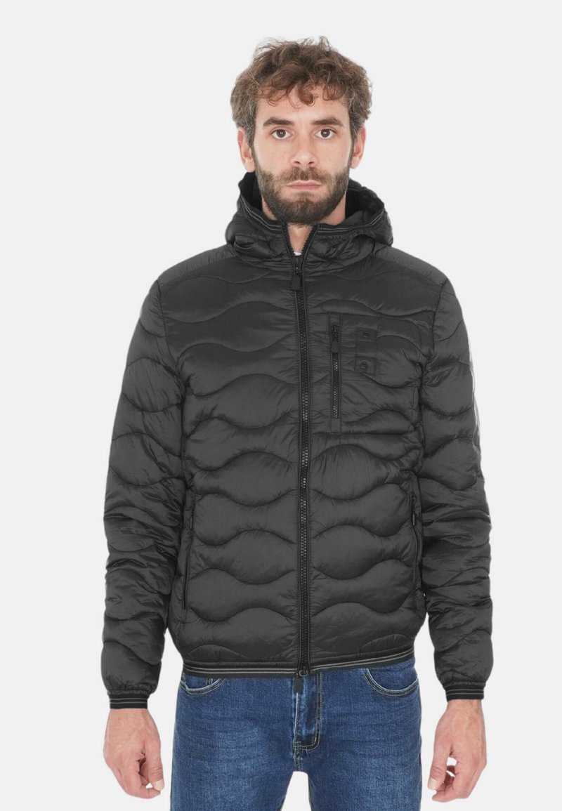 Giacca imbottita nera con motivo trapuntato, chiusura frontale con zip, cappuccio attaccato e tasca sul petto. Polsini e orlo elasticizzati per una vestibilità aderente.