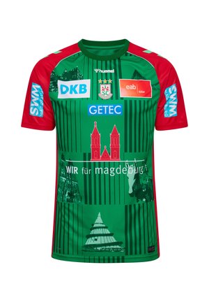 Grøn og rød kortærmet sportstrøje med sponsorlogoer og billeder af seværdigheder i Magdeburg, herunder en domkirke og en rund bygning.