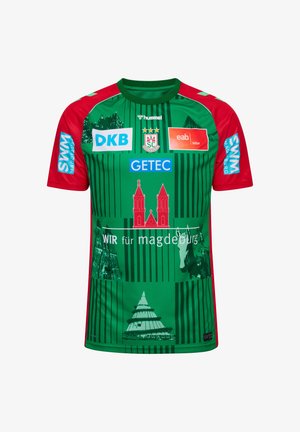 Zielono-czerwona sportowa koszulka z krótkim rękawem z logo sponsorów i obrazami zabytków Magdeburga, w tym katedry i okrągłego budynku.
