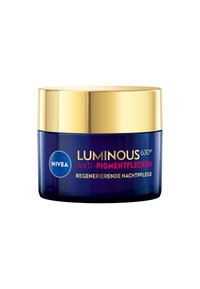NIVEA Luminous 630 Creme in einem dunkelblauen Glas mit einem goldenen Deckel. Das Etikett enthält "ANTI-PIGMENTFLECKEN" und "regenerierende Nachtpflege."