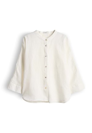 Witte blouse met lange mouwen, voorzien van een ronde kraag en zes knopen aan de voorkant, plat neergelegd tegen een witte achtergrond.