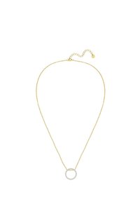 Guldhalsband med en cirkulär hängande medalj prydd med glittrande klara stenar, som visar en kombination av texturer och material.