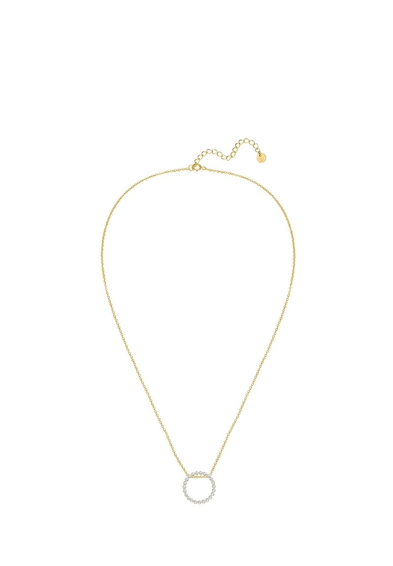 Guldhalsband med en cirkulär hängande medalj prydd med glittrande klara stenar, som visar en kombination av texturer och material.