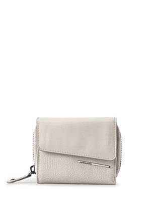 Lichtgrijze, met textuur gemaakte leren portemonnee met klepsluiting, zijritszak en een klein metalen logodetail aan de voorkant.