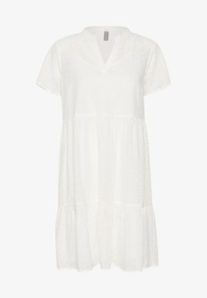 Fehér pamut ruha rövid ujjal, V-kivágással, horgolt mintával és réteges szoknyával, amely könnyű és légies textúrát kínál.