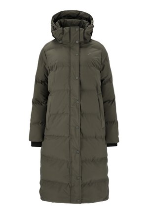 Long manteau matelassé vert olive avec col haut, boutons-pression, poches latérales et poignets noirs pour plus de chaleur. Texture lisse et matelassée.