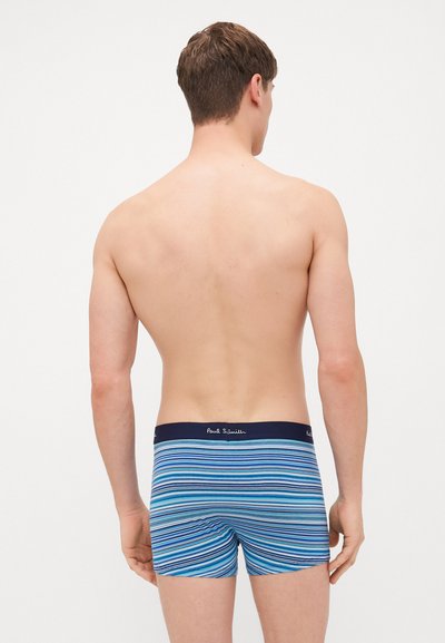 Boxer shorts bleu avec des rayures horizontales multicolores. La ceinture élastique présente un logo. Le matériau semble doux et extensible.