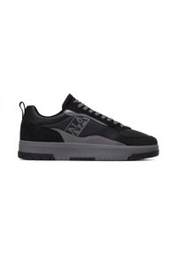 Sneaker nero e grigio caratterizzata da una combinazione di pelle e suede, con una suola grigia texturizzata e lacci a contrasto. Logo distintivo sul lato.