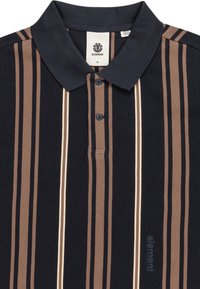 Námořnický polo tričko s vertikálními pruhy v hnědé a krémové barvě. Měkk á tkanina s límečkem, dvoutlačítkovou légou a logem na přední straně.