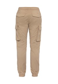 Beige cargobroek met een elastische tailleband, meerdere zakken aan de zijkanten en de achterkant, en boorden bij de enkels. Gemaakt van een duurzaam materiaal.