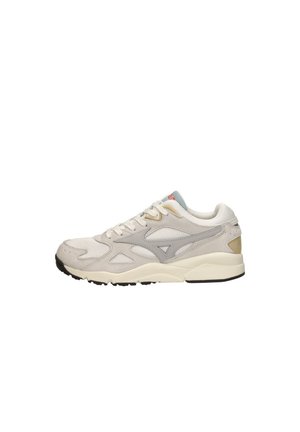 Flacher weißer und grauer Sportschuh mit Netzpaneelen, Wildleder-Overlays, Schnürverschluss und gepolsterter Sohle, geeignet zum Laufen oder für den Freizeitgebrauch.