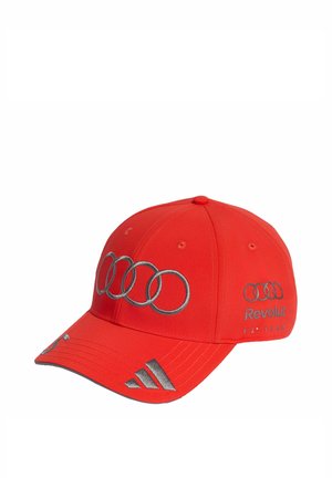 Cappellino da baseball rosso con anelli Audi argentati, loghi del team Revolut F1 e stemma Adidas sulla visiera.