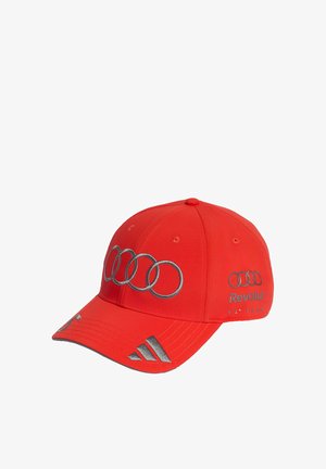 Rote Baseballkappe mit silbernen Audi-Ringen, Revolut F1 Team-Logos und Adidas-Emblem auf dem Schirm.