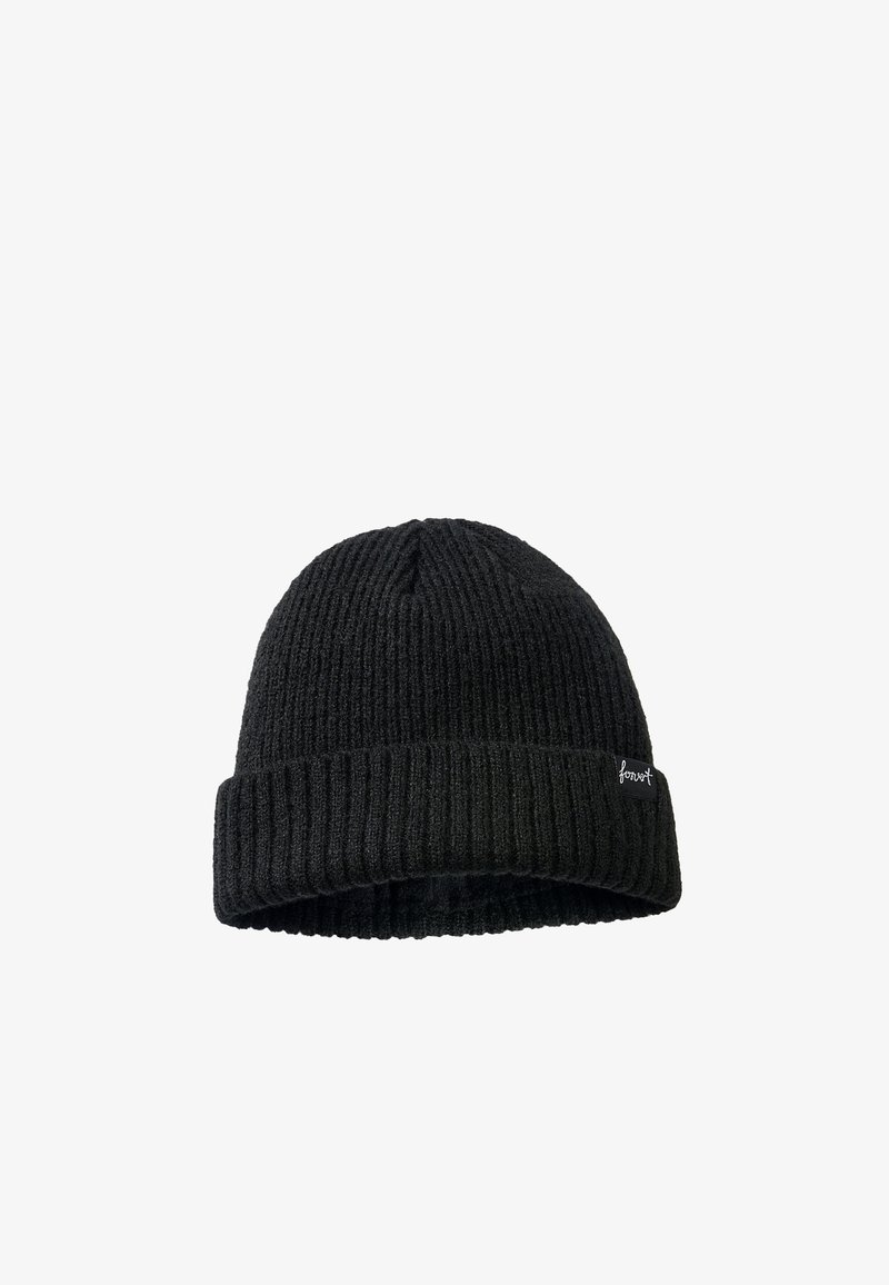 Bonnet en tricot côtelé noir avec revers plié et petite étiquette cousue sur le côté.