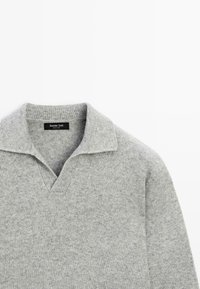 Hellgrauer Wollpullover mit einem umgeschlagenen Kragen und einem V-Ausschnitt, mit dem Label Massimo Dutti.