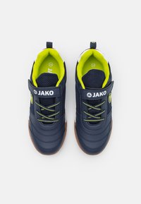 Marineblaue Sportschuhe mit weißen Akzenten, Netzpaneelen und limettengrünem Innenfutter. Mit einem Klettverschluss und Schnürsenkeln, Gummisohle. Größe 34.
