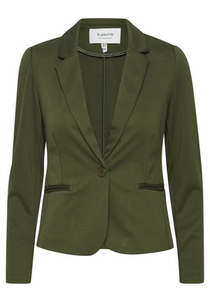 Blazer vert olive avec une coupe ajustée, fermeture à un bouton et deux poches avant ; présente un tissu texturé et des revers crantés.