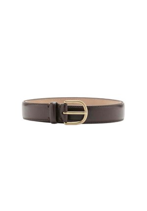 Donkerbruine leren riem met een gouden metalen D-vormige gesp en bijpassende lus op een witte achtergrond.