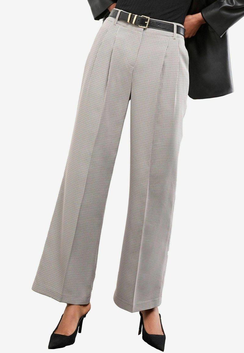Pantalones de pierna ancha en patrón de pata de gallo en gris y negro, con pliegues en la parte delantera y una cintura alta. Acabados con un cinturón negro.