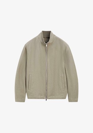 Beige jakke med lynlås, stående krave, lange ærmer og to lodrette sidelommer, lagt fladt på hvid baggrund.