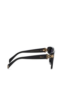 Lunettes de soleil rectangulaires noires avec des accents décoratifs dorés en forme d'empreintes de pattes sur les branches et le logo Chopard en lettres dorées.