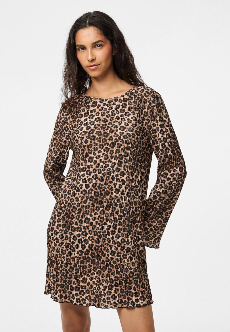 Šaty s leopardím potiskem z lehkého materiálu, s dlouhými rukávy, kulatým výstřihem a sklady s rozšířeným lemem.