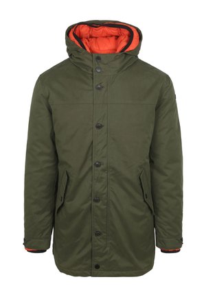 Olijfgroene parka met een oranje voering, uitgerust met een capuchon, voorknopjes, twee zijzakken en zwarte accenten op de manchetten.