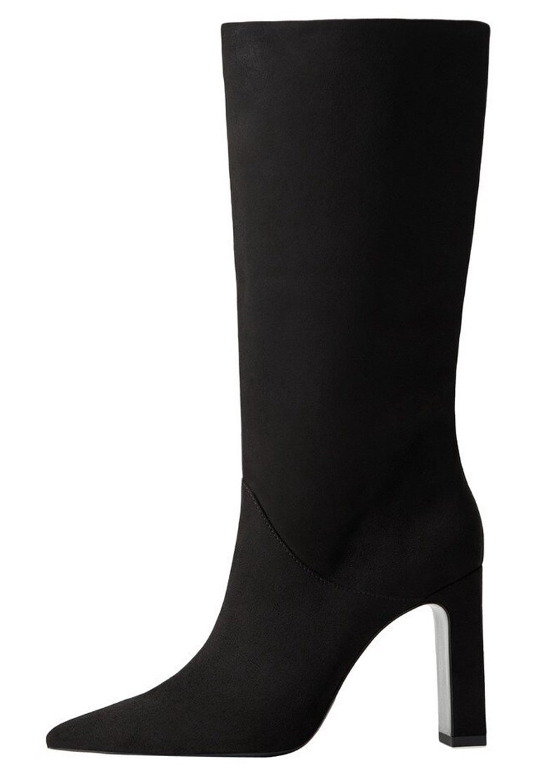 Bottine noire en suede pour femme, mi-mollet, avec un bout pointu et un talon bloc haut.