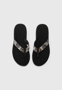 Zwarte teenslippers met een gestructureerde zwarte rubberen zool en gestreepte stoffen bandjes in wit en zwart, met een klein oranje logo.