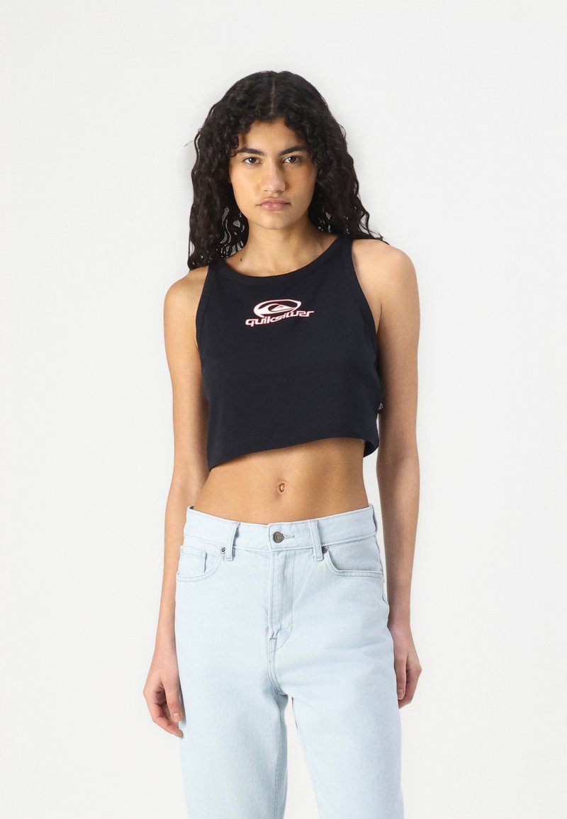 Must värviline crop tank top ümara kaelusega, millel on punane ja valge Quiksilveri logo. Kombineeritud helesiniste kõrge vöökohaga teksadega.