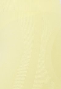 Lichtgele ribbelstof met een gladde textuur en subtiele golfpatronen, met verschillende breidichten voor visuele interesse.