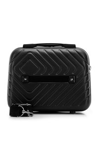 Valise rigide noire avec des côtes diagonales, une poignée supérieure, une sangle avant et une sangle d'épaule amovible. Présente des accents en métal argenté.