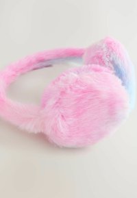 Des écouteurs en fourrure rose et bleue avec une texture douce. Le bandeau est recouvert du même matériau pelucheux, offrant chaleur et confort.