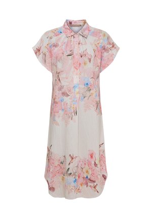 Lyserød kortærmet kjole med krave og knapper, med et print af blomster og kolibrier i pastelfarver.