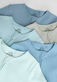 Fire baby-overdele i lyseblå, blegeblå og beige. De har ribstrikket stof og rund halsudskæring med tryklåse. Mærker synlige.