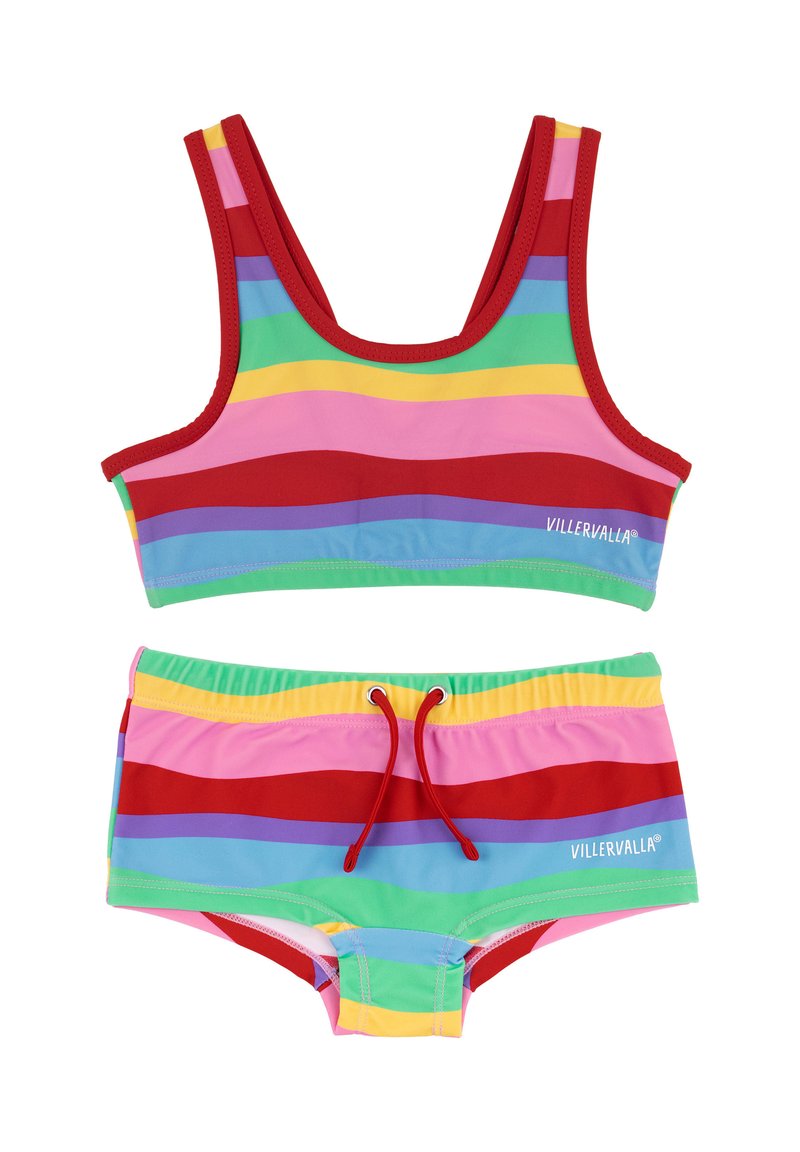 Bañador de dos piezas para niños con rayas horizontales de arcoíris y ribete rojo, que presenta una parte superior estilo sujetador deportivo y pantalones cortos con cordón.