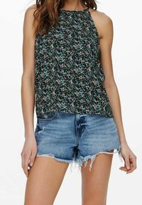 Haut à bretelles floral avec un fond sombre, mettant en avant de petites fleurs multicolores. Assorti avec un short en denim déchiré.