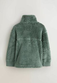Fleece-Pullover aus weichem, strukturiertem grünem Material mit hohem Kragen, langen Ärmeln und gerippten Bündchen. Minimalistisches Design ohne Verzierungen.