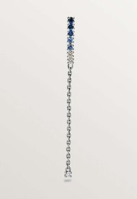 Pendiente de cadena de plata con una disposición vertical de piedras preciosas azules y transparentes, que cuenta con un acabado suave y pulido y un delicado enlace.