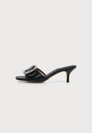 COACH, MARGOT SANDAL WITH OVERSIZED BUCKLE - Μιουλ με τακούνι - black