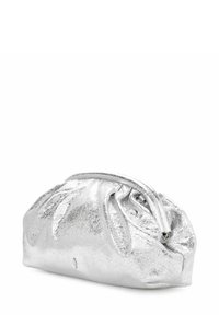 Srebrna torebka metaliczna o fakturowanym wykończeniu, zaokrąglonym kształcie i marszczonej górze. Posiada zamek błyskawiczny i gładkie wnętrze.